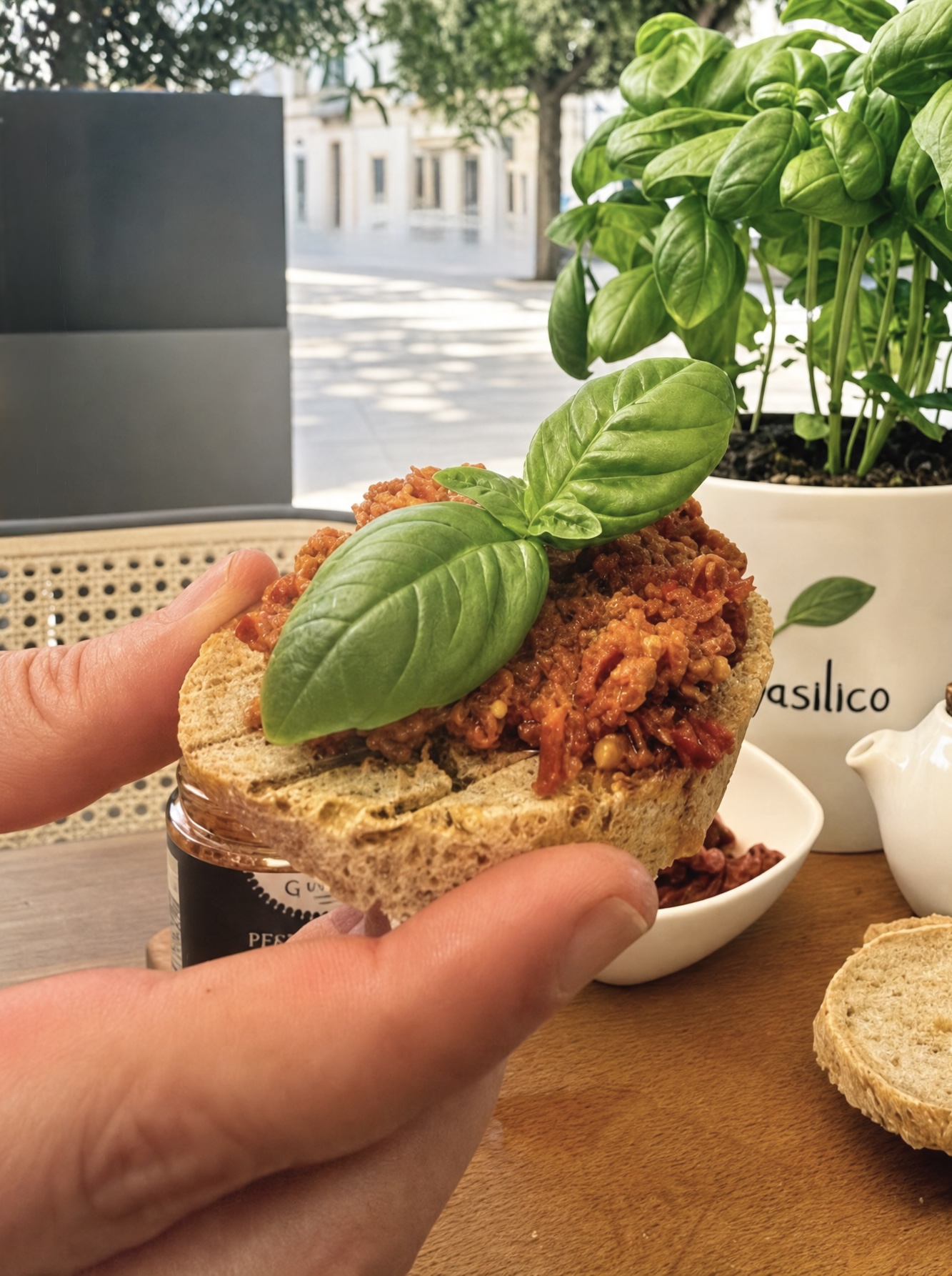 Pane casereccio, pesto pugliese e olio EVO